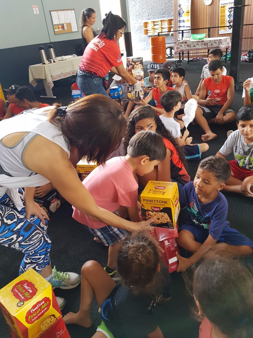 Crianças e adolescentes das Moreninhas ganham Natal Solidário em academia Divulgação