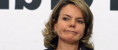 Senadora do PT é hostilizada ao descer de avião Senadora do PT é hostilizada ao descer de avião
