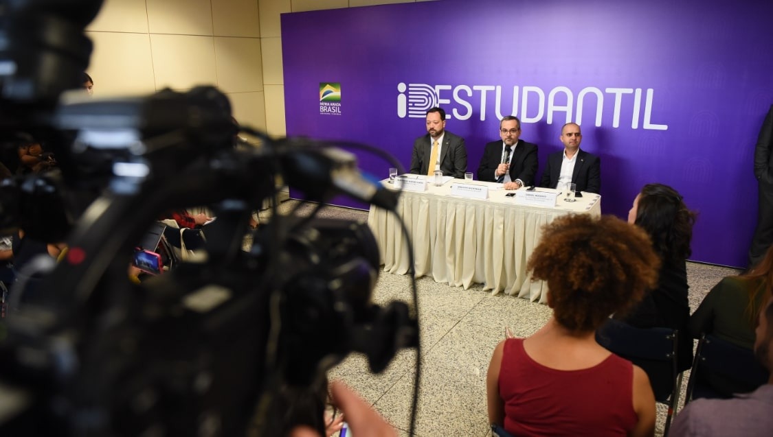 MEC lança app e ID Estudantil começa a ser emitida gratuitamente O ministro da Educação, Abraham Weintraub (centro), o presidente do Inep, Alexandre Lopes (esq.), e o diretor de TI do MEC, Daniel Rogério, em coletiva de imprensa sobre a ID Estudantil. Luís Fortes/MEC