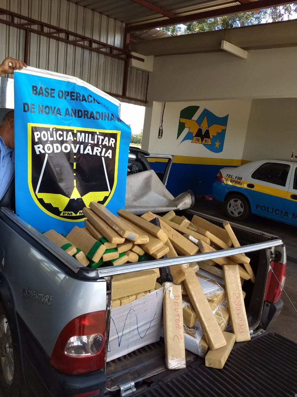 PRE prende traficante com 234 tabletes de maconha em veículo PRE prende traficante com 234 tabletes de maconha em veículo