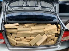 Carro lotado com tabletes de maconha; apreensões aumentaram com mais policiamento em rodovias da fronteira (Foto: Divulgação)