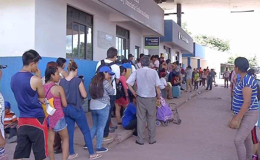 Atendimento em posto de imigração da PF na fronteira com a Bolívia dura até mais de 3 horas Imigração da PF em Corumbá tem espera de mais de três horas para sair ou entrar no país