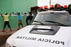 Policiais em abordagens a suspeitos, durante operação (Foto: Marcos Ermínio)