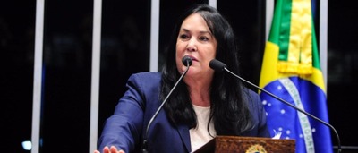 Senadora do PMDB usa carro oficial para ir a clínica de estética Senadora do PMDB usa carro oficial para ir a clínica de estética
