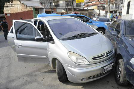 O carro usado nos homícidios foi deixado para trás Foto: A Tribuna / Marcello Almo
