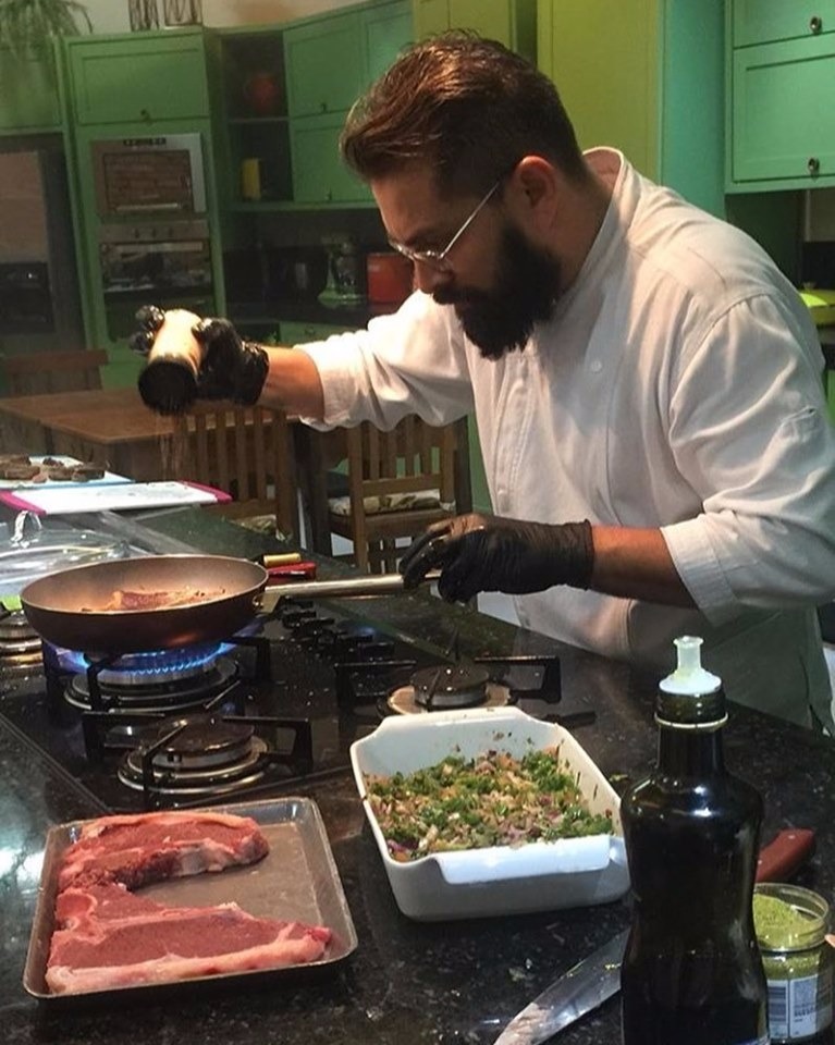 Chef ensina pais e filhos a prepararem juntos hambúrguer de churrasco Divulgação