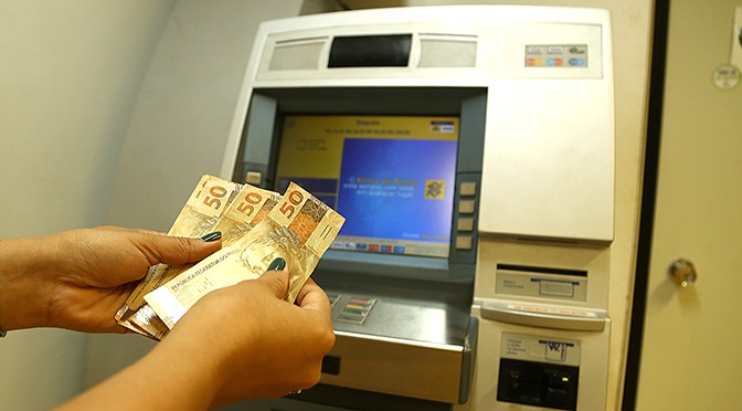 Pagamento de servidores que ganham até R$ 2 mil está disponível para saque