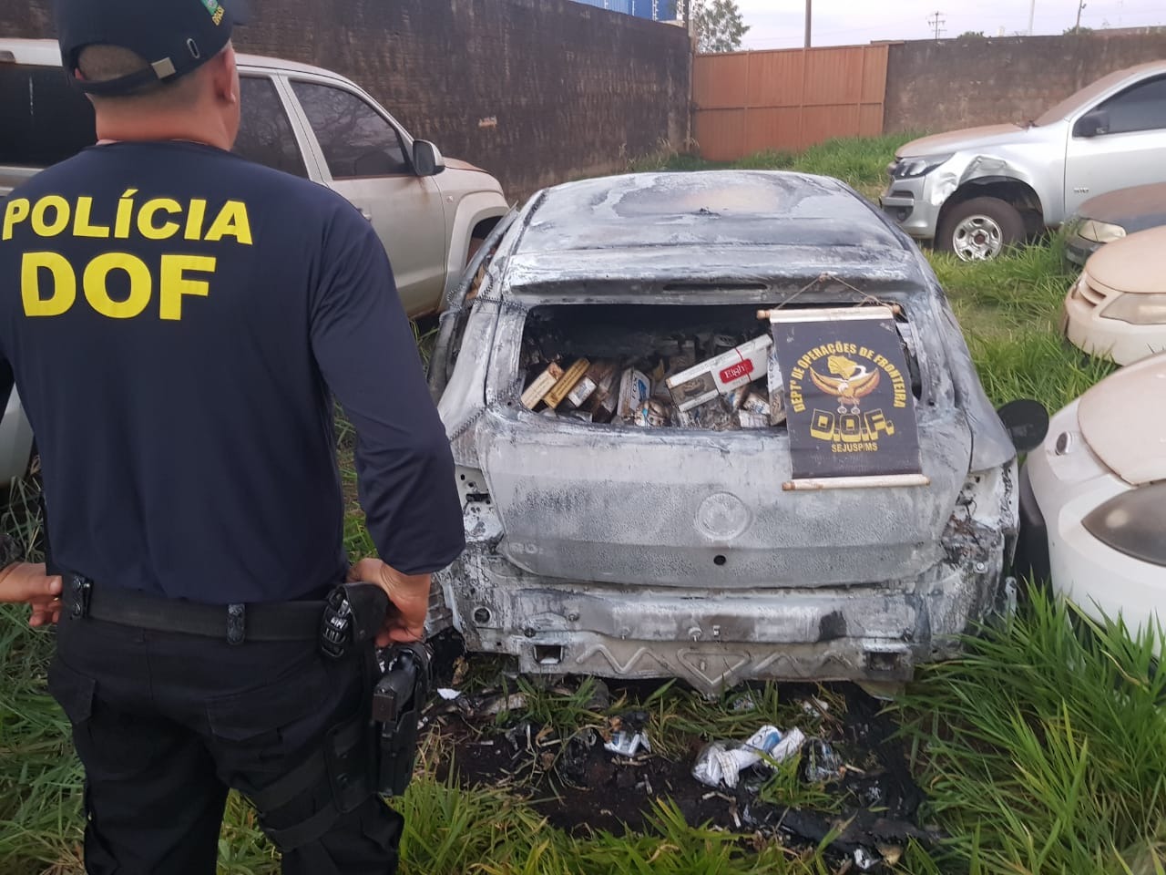 Veículo com cigarros contrabandeados pega fogo às margens de rodovia
