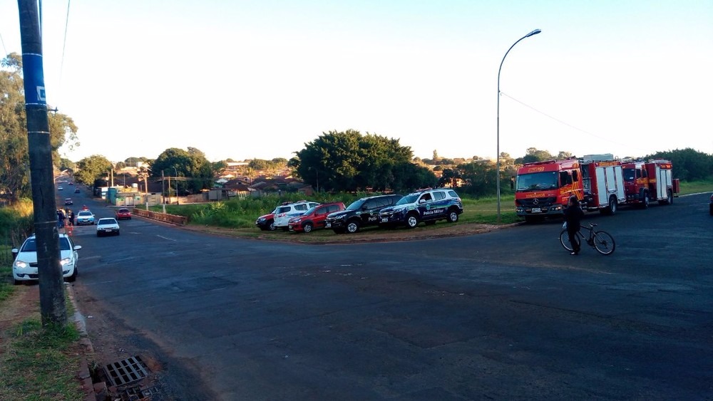 Polícia e bombeiros retomam buscas por menino pode ter sido jogada em córrego Retomadas buscas pelo menino que teria sido jogado no Rio Anhanduí, em Campo Grande (MS) (Foto: Flávia Galdiole)