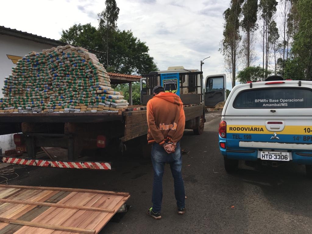 Polícia Rodoviária apreende quase meia tonelada de maconha em caminhão