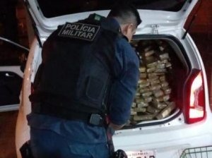 Porta-malas carregado com maconha (Foto: PM/Divulgação)