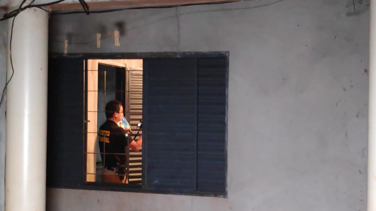 Homem é preso depois de matar travesti com mais de 7 facadas no pescoço A travesti foi morta em uma casa no bairro Canaã 1, em Dourados. Adilson Domingos