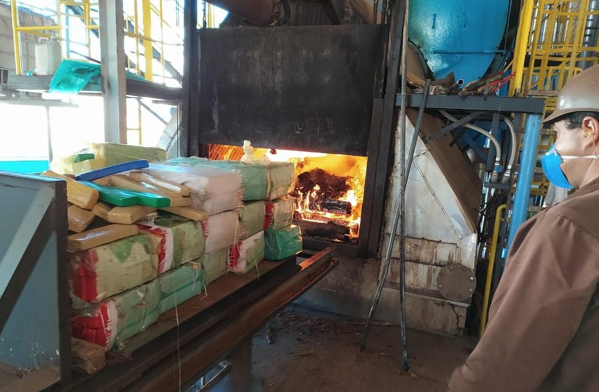 Polícia incinera quase 2,5 toneladas de drogas apreendidas