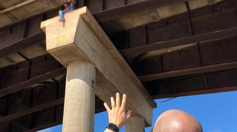 Policiais resgatam cigarreiro que não sabia nadar em pilar na Ponte Ayrton Senna Divulgação