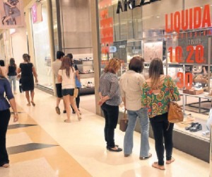 Shoppings Centers da Capital acumulam espaços vazios Shoppings apostam em melhora ainda para este ano - Bruno Henrique