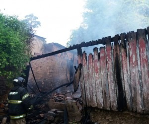 Bombeiros tentam combater chamas em residência - Divulgação/ Corpo de Bombeiros