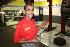 Vilmar Roberto Dias e a medalha de participação na São Silvestre (Foto: Hélder Rafael)