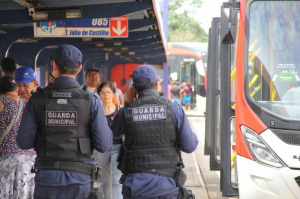 Jovem foi detido assim que desceu do ônibus no terminal. (Foto: Marcos Ermínio)