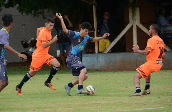 Equipe do Sayonara (azul) passou pela Construmarc, na semifinal do campeonato de futebol disputado no São Conrado - Foto: Álvaro Rezende / Correio do Estado