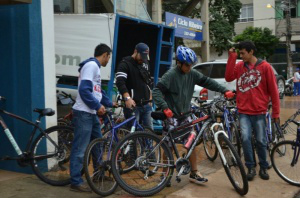 Mesmo com frio e chuva professores realizaram pedalada da greve na manhã de hoje (Foto: Vanessa Tamires)