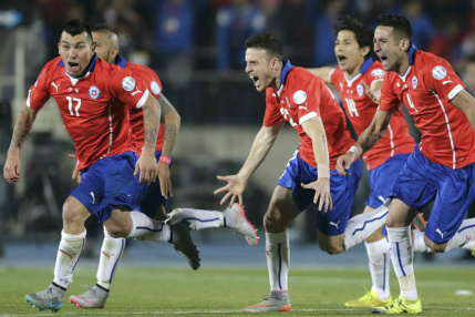 Jogadores do Chile comemoram o título após gol de Sánchez
Foto: Jorge Adorno/Reuters