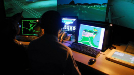 Há, hoje, cerca de cem controladores de voos civis e cerca de três mil militares, segundo o sindicato Foto: Lucas Lacaz Ruiz
