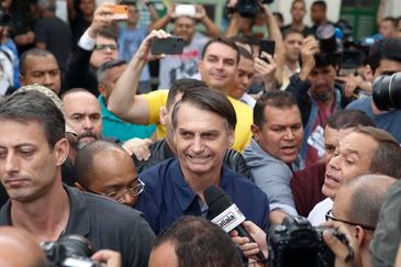 Bolsonaro acessando local de votação no primeiro turno Arquivo/Tânia Rêgo/Agência Brasil
