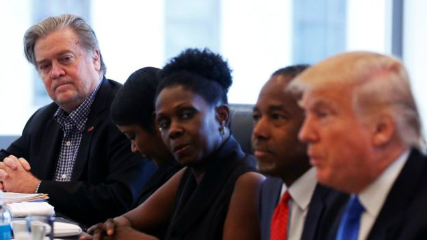 Por que Trump está indicando tantos militares para compor seu gabinete? Stephen Bannon (à esq.), que será o conselheiro principal de Trump, também foi militar
REUTERS