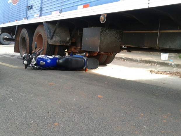Após colidir contra caminhão homem acaba morrendo (Foto ilustrativa)