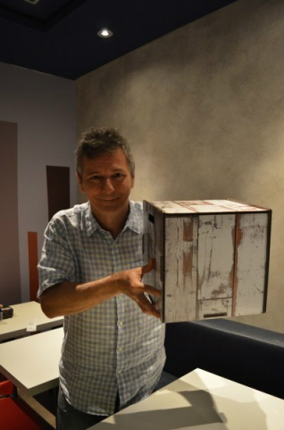 No centenário de Manoel, por que não há um museu para nosso poeta? Ique com a miniatura de Manoel de Barros escondida na caixa, apresentação é feita hoje para o governador (Foto: Naiane Mesquita)