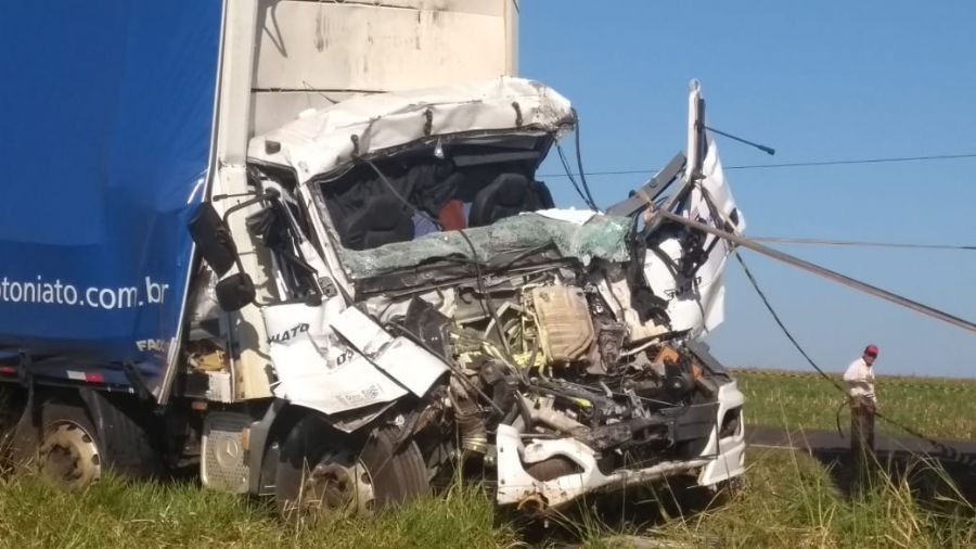 Motorista morre após colisão entre caminhões em rodovia estadual Motorista morreu preso às ferragens. Luis Gustavo/Jornal da Nova