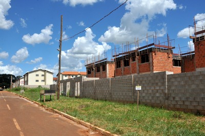 Após dois anos de recessão, construção civil reage em Mato Grosso do Sul Mesmo com menor volume de novos empreendimentos, mercado da construção civil não parou no Estado neste ano - Foto: Valdenir Rezende / Correio do Estado