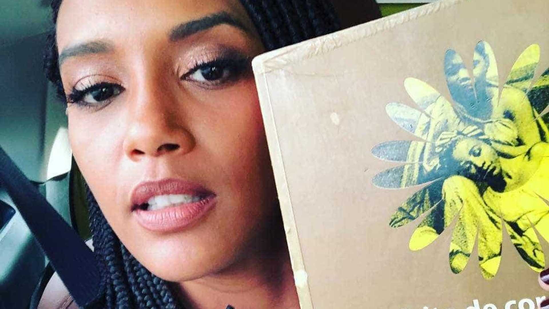 Tais Araujo, Debora Falabella e Denise Fraga votam com livro nas mãos Tais Araujo, Debora Falabella e Denise Fraga votam com livro nas mãos