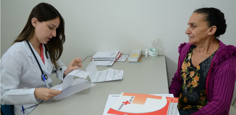 Novo edital prevê a contratação de 8,5 mil profissionais formados no Brasil Médicos vão atuar em 2.824 municípios do País, além de 34 Distritos Sanitários Especiais Indígenas - Agência Brasil