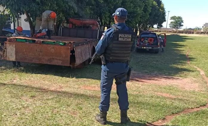 Dupla é presa com quase 800 quilos de maconha em caminhão munck