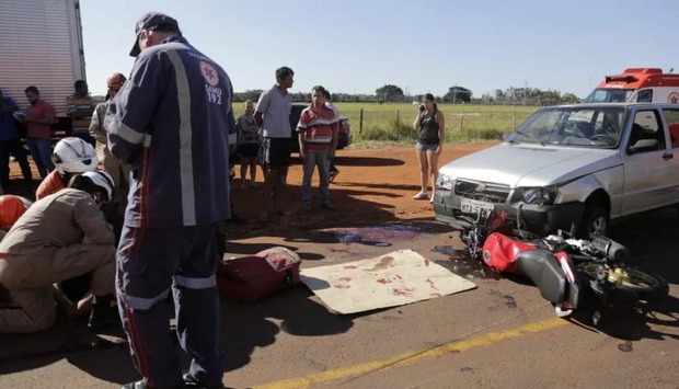 Casal empina moto e ficam gravemente feridos após colisão (Leonardo de França/Midiamax)