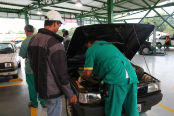 Vistoria é exigida para veículos com mais de cinco anos de fabricação (Foto: Marcos Ermínio)
