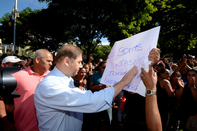 Bernal não sabe para onde foram R$ 30 mi para rescisão de demitidos Demitidos protestaram hoje em frente ao Paço Municipal - Foto: Bruno Henrique/Correio do Estado