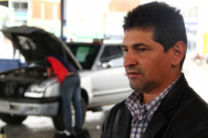 Miguel levou veículo hoje e aproveitou calmaria em credenciada. (Foto: Marcos Ermínio)