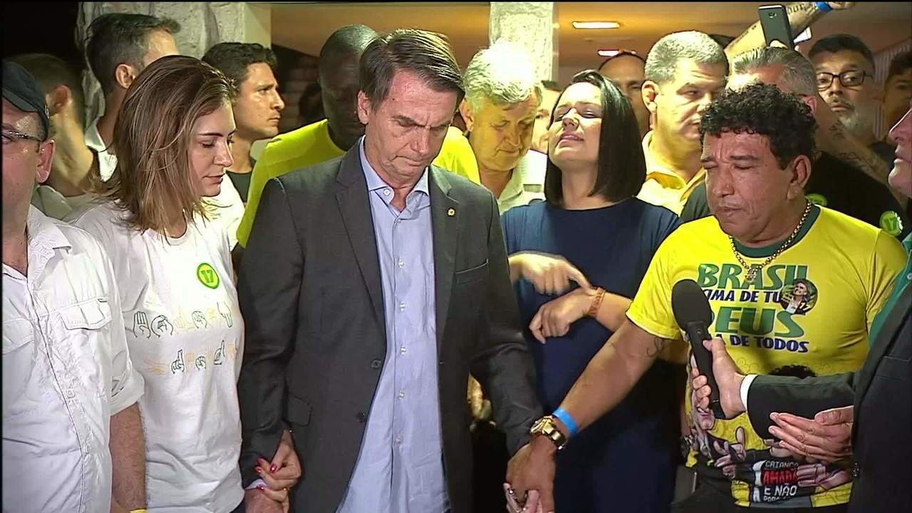 Jair Bolsonaro (PSL) ora com apoiadores para agradecer vitória nas eleições