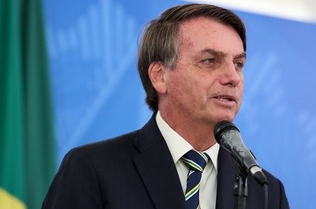 Bolsonaro cita fala alinhada à OMS: ‘Temos o vírus e o desemprego’ Jair Bolsonaro: