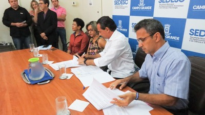 Secretarias assinam termo de cooperação para incentivar a inclusão digital Secretarias assinam termo de cooperação para incentivar a inclusão digital