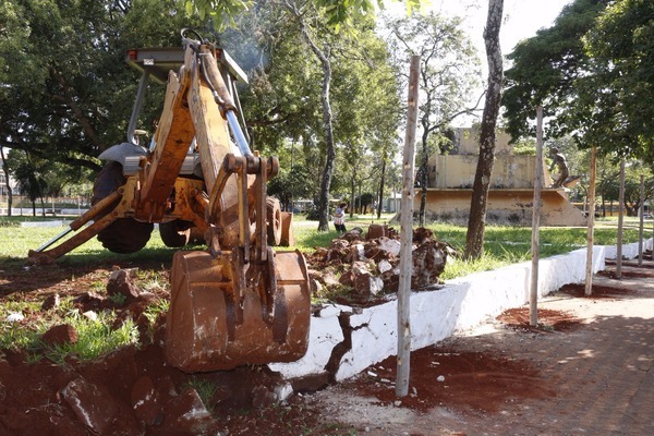 Começam os trabalhos de revitalização da praça. Fotos: Eliel Oliveira
