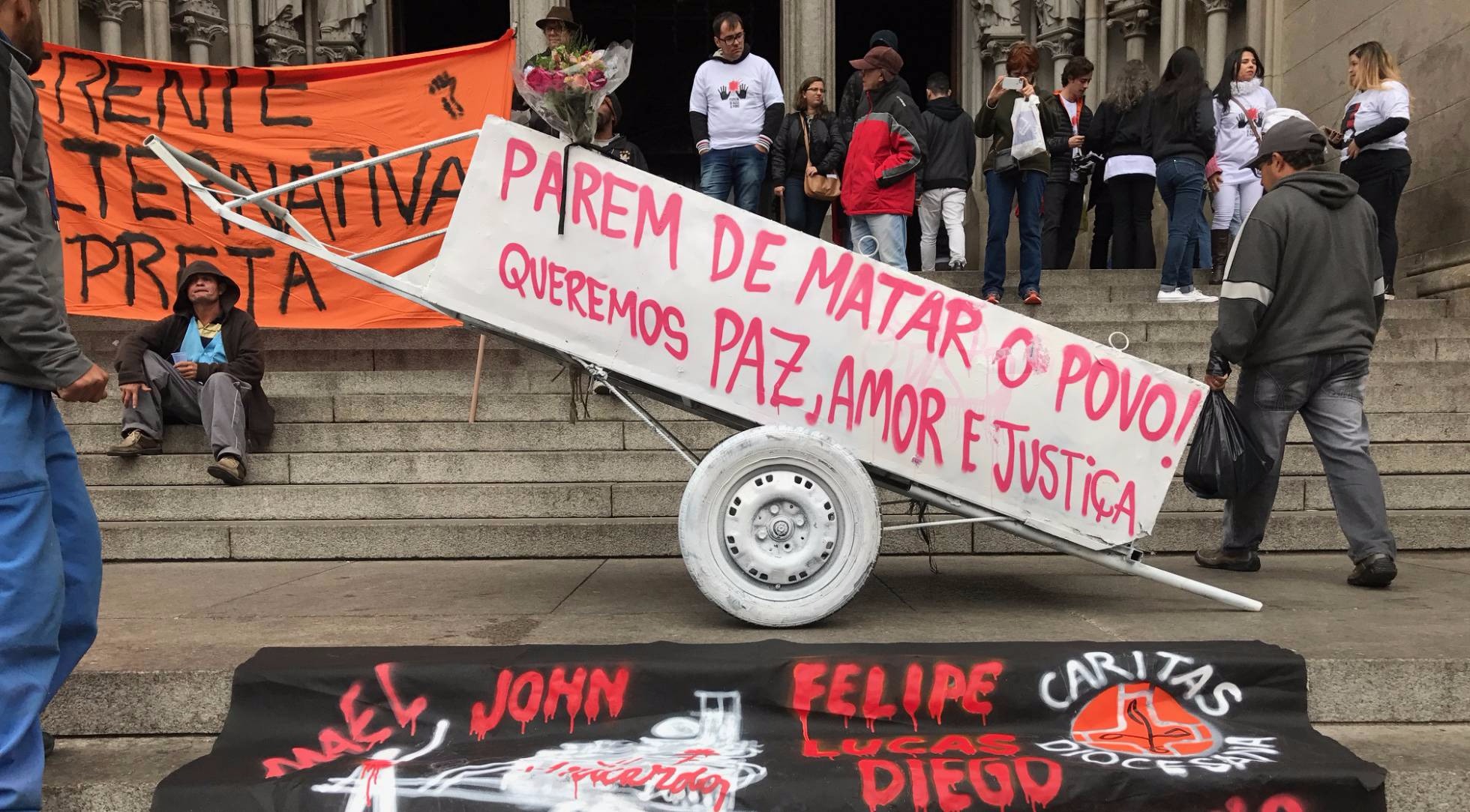 Protesto na catedral da Sé durante missa de sétimo dia de Nascimento. ROBERTO PARIZOTTI