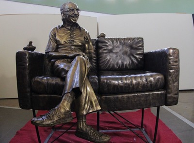 Estátua em tamanho real de Manoel de Barros finalmente vai para seu local definitivo, na avenida Afonso Pena (Foto: Chico Ribeiro/Governo de MS)