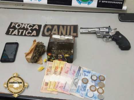 Polícia Militar apreende cinco armas nas últimas 24 horas Durante ocorrência de tráfico de drogas, policiais apreendem uma réplica de revólver (simulacro). (Divulgação)