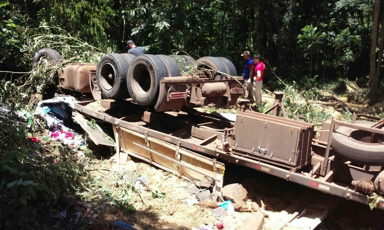 Conforme a Polícia Rodoviária Federal (PRF), o motorista perdeu o controle do veículo em uma curva. (Foto: Polícia Rodoviária Federal/Divulgação)