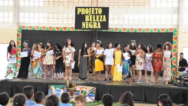 Com samba e atividades culturais, escola da Reme valoriza a beleza negra Com samba e atividades culturais, escola da Reme valoriza a beleza negra