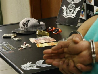 Produtos apreendidos em poder de acusado de tráfico (Foto: Marcos Ermínio)
