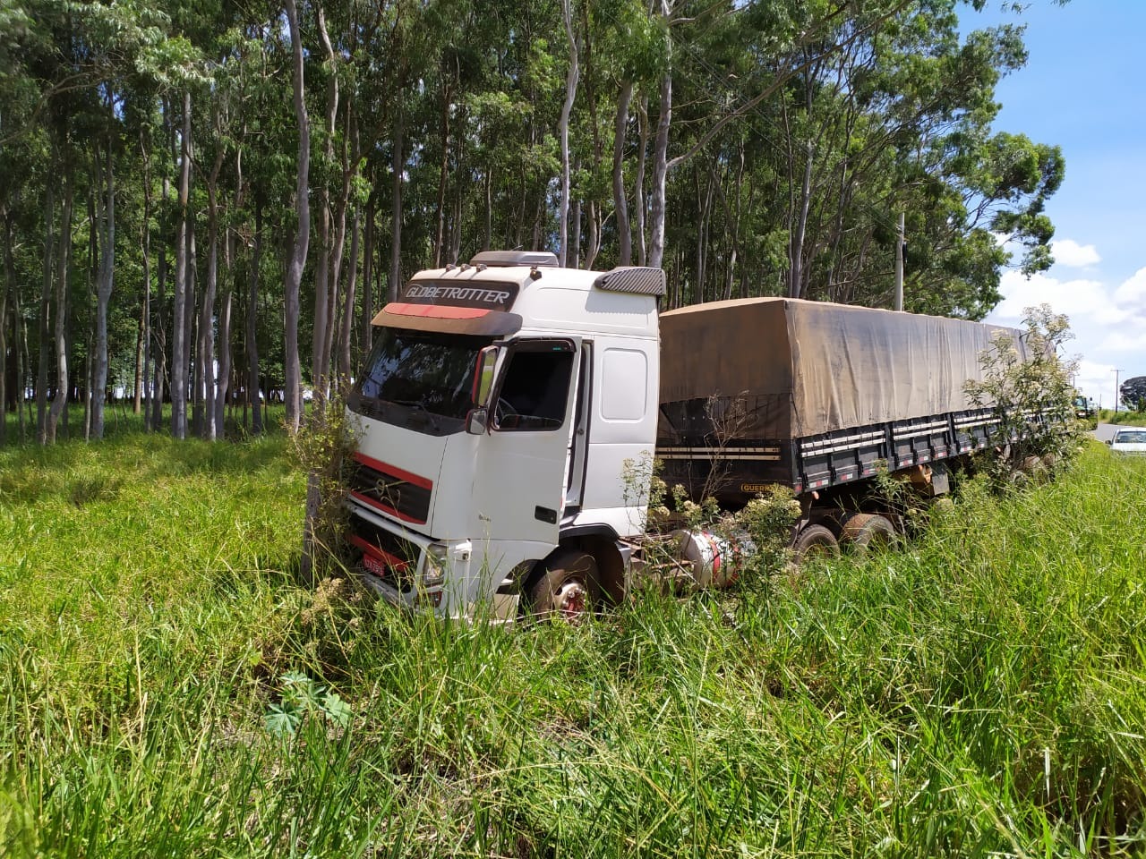 Caminhoneiro é preso com 45 mil pacotes de cigarros contrabandeados em MS